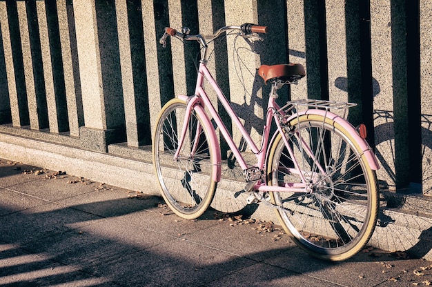 Vélo garé près des rampes du pont