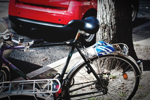 Photo un vélo garé sur le trottoir.