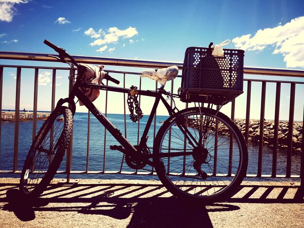 Photo vélo garée contre la balustrade en ville