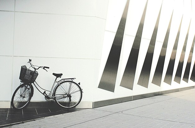 Photo vélo garée dans la rue contre le bâtiment