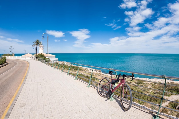 Vélo de gravier au bord de la mer