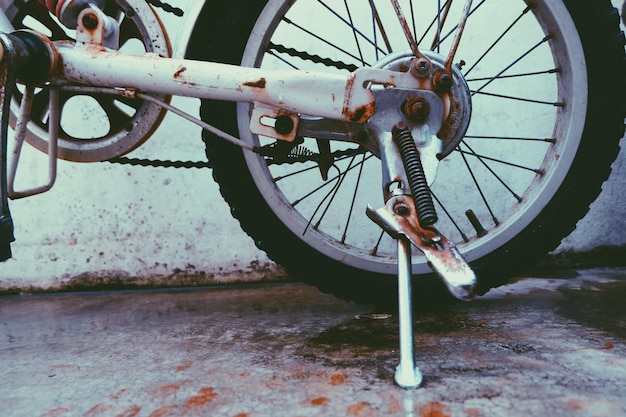 Photo vélo en gros plan contre le mur