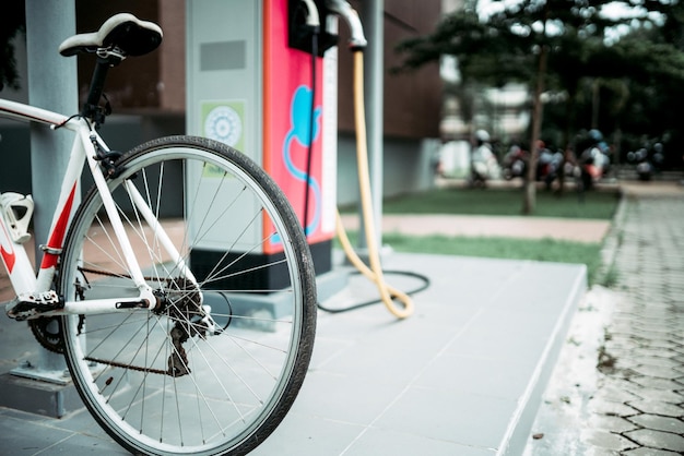 Photo vélo en gros plan sur le trottoir