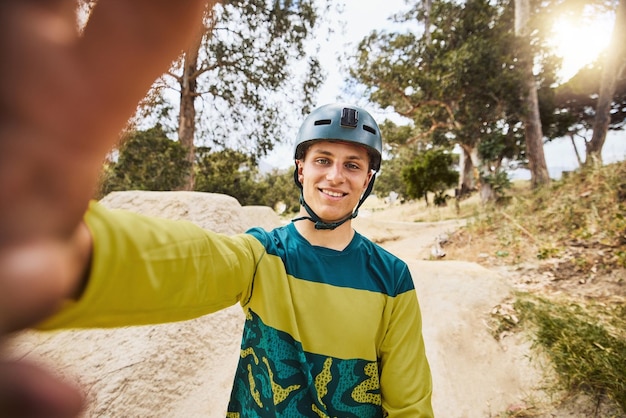 Vélo heureux et selfie d'homme sur le sentier de la nature avec un sourire joyeux pour un voyage d'aventure et un mode de vie sain Bonheur de remise en forme et photographie de gars d'exercice sur une piste cyclable à Vancouver Canada