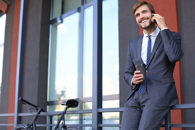 Vélo d'homme d'affaires pour la conception d'un mode de vie sain. Concept de gens d'affaires. Concept de réussite commerciale. Notion d'écologie.