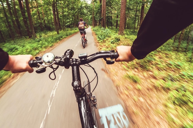 Vélo de montagne en bas de la colline descendant rapidement Vue des yeux des motards Motion blur