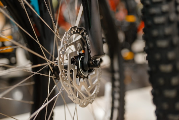 Vélo de montagne dans un magasin de sport, se concentrer sur le frein à disque