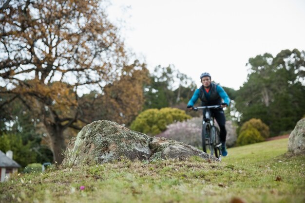 Vélo de montagne masculin à vélo dans la forêt