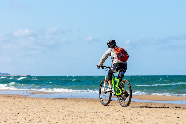 Vélo de montagne professionnel à la plage de Tel Aviv Israël