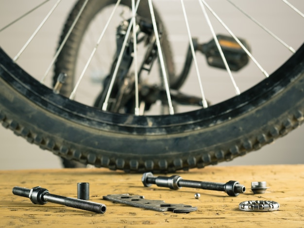 Vélo De Montagne à Roue Arrière Et Outils Sur Une Table En Bois.