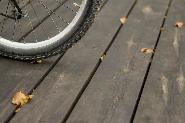 Vélo de montagne se dresse sur le plancher en bois