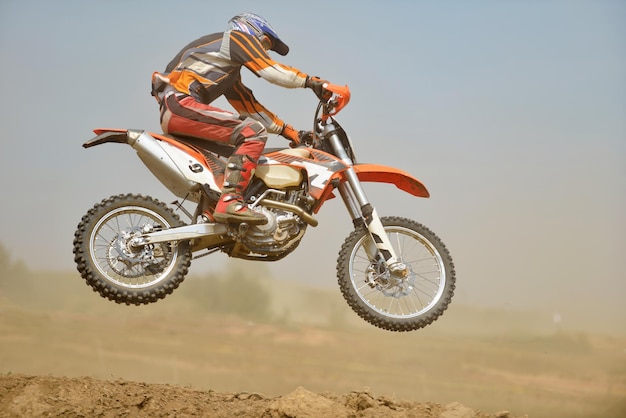 vélo de motocross dans une course représentant le concept de vitesse et de puissance dans le sport extrême de l'homme