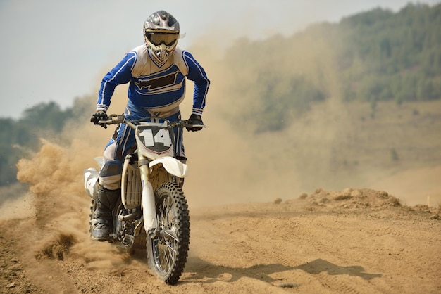 vélo de motocross dans une course représentant le concept de vitesse et de puissance dans le sport extrême de l'homme