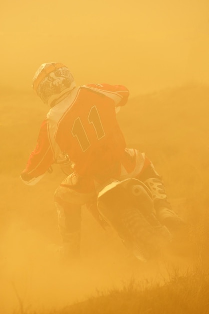 vélo de motocross dans une course représentant le concept de vitesse et de puissance dans le sport extrême de l'homme