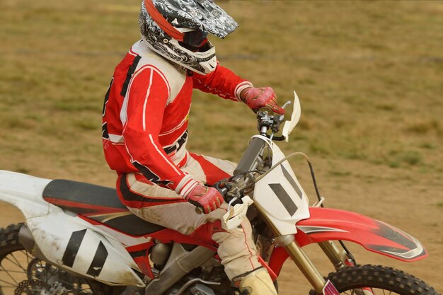 vélo de motocross dans une course représentant le concept de vitesse et de puissance dans le sport extrême de l'homme