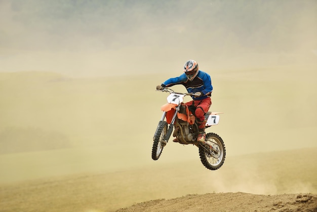 vélo de motocross dans une course représentant le concept de vitesse et de puissance dans le sport extrême de l'homme