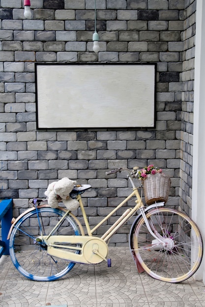 vélo sur mur et tableau blanc