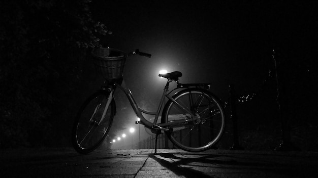 Photo le vélo la nuit.
