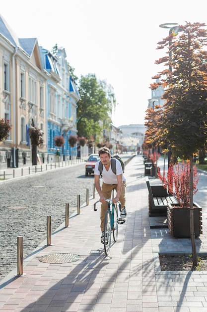 Photo vélo occasionnel masculin à l'extérieur