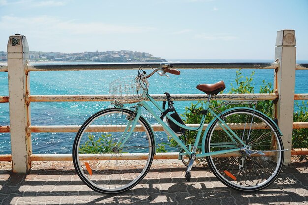 Photo vélo par balustrade contre la mer