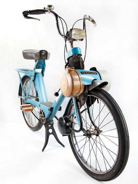 Vélo à pédales motorisé antique