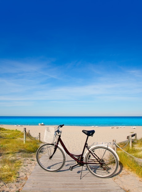 Vélo à la plage formentera sur les îles Baléares