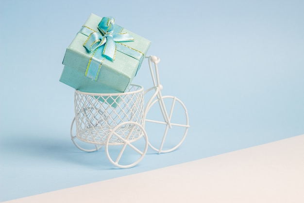 Un vélo porte un cadeau.