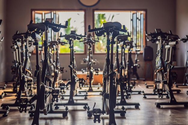 Le vélo pour les cours collectifs s'entraîne dur dans un club de sport