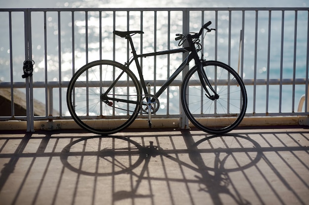 Vélo sur la promenade en bord de mer à Nice, France