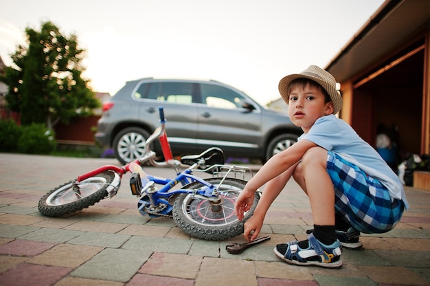 Vélo de réparation de garçon. Petit travail de mécanicien à vélo.