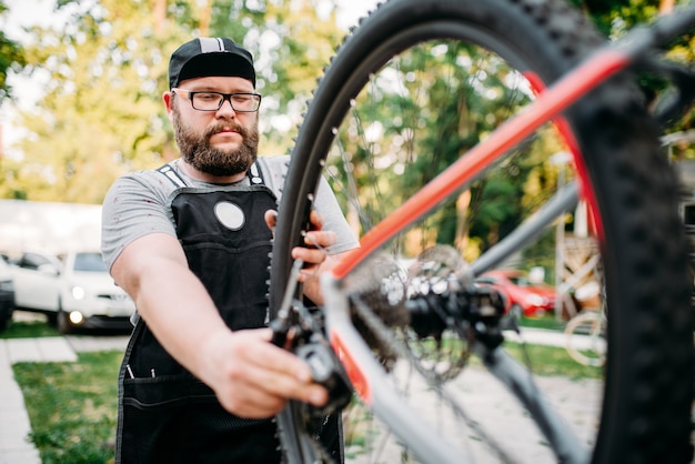 Vélo de réparation de mécanicien vélo avec levier de vitesses cassé