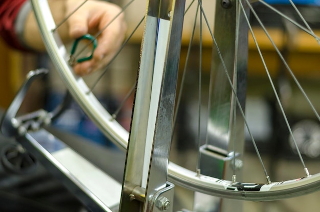 Vélo de réparation professionnel dans un atelier moderne libre