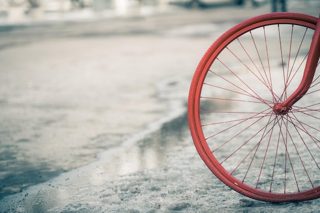 Vélo rétro de roue dans la neige