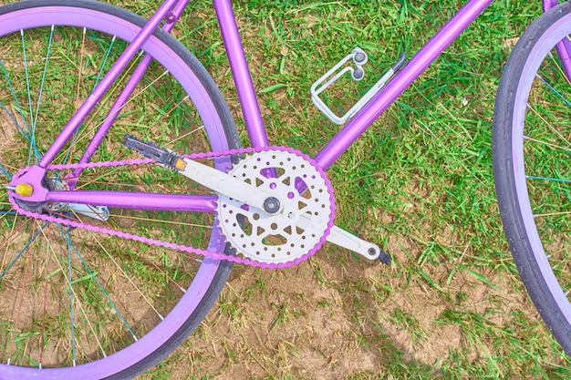 Vélo rose sur l'herbe