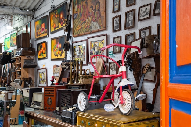 Vélo rouge dans un magasin de jouets à l'ancienne