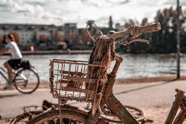 Vélo rouillé sorti d'une rivière dans un parc de la ville.