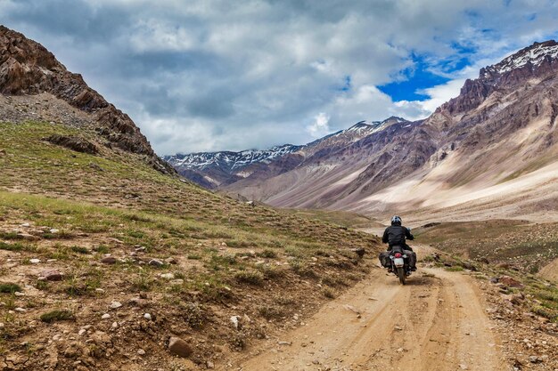 Vélo sur route de montagne dans l'Himalaya