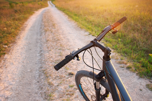 Vélo sur la route de montagne.