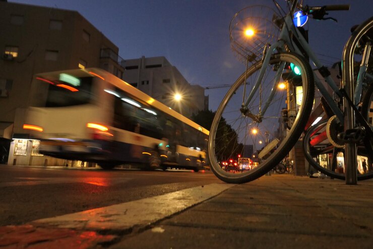 Photo vélo sur la route de la ville la nuit