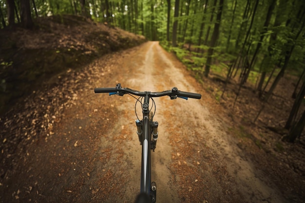 Photo en vélo sur un sentier de forêt verte