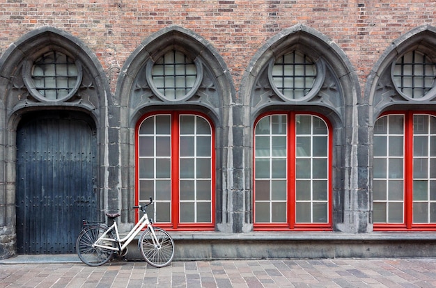 Vélo solitaire debout contre le mur du vieux bâtiment historique