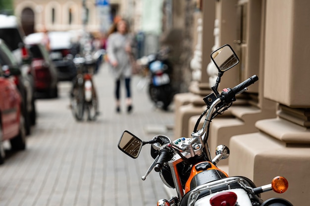 Photo vélo stationnée dans une rue de la ville