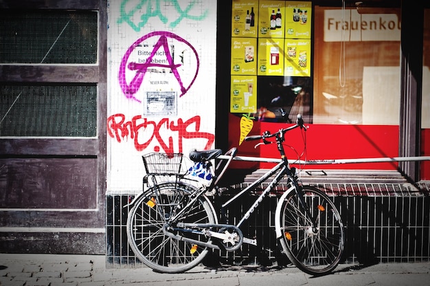 Photo vélo stationnée par bâtiment