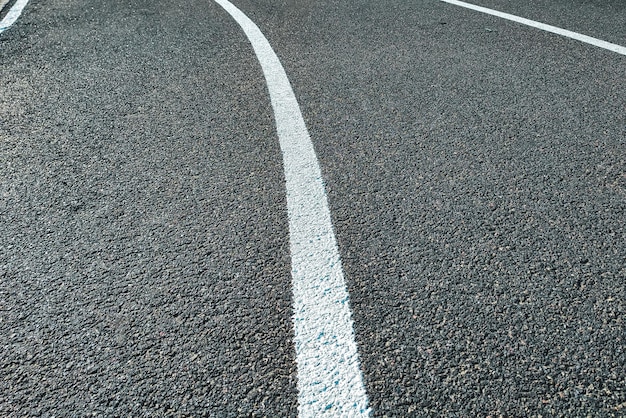 Photo vélo tapis roulant avec bandes de séparation blanches texture asphalte le concept de la compétition