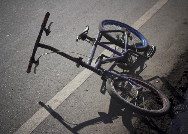 Photo vélo tombée sur la route