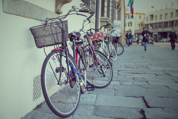 Vélo vintage à côté de la route à Florence en Italie.