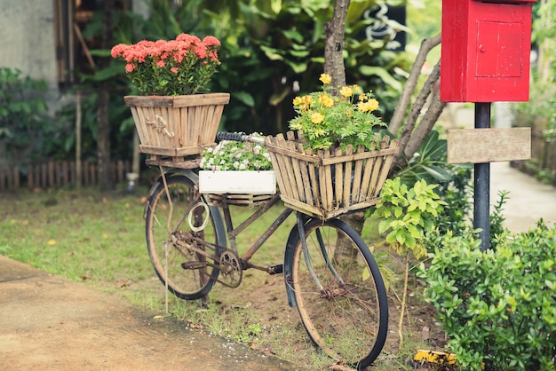 Vélo vintage avec des fleurs