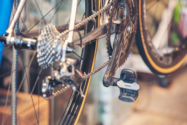 Vélo vintage partie de la roue de cycle de vélo Design d'intérieur avec passe-temps de vie de personnes dans une ville moderne Vélo avec fond de lumière du soleil et style de décoration loft se concentrer sur la roue de vélo