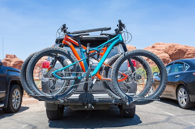 Vélos chargés à l'arrière d'une voiture.