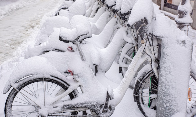 Vélos couverts de neige un jour d'hiver